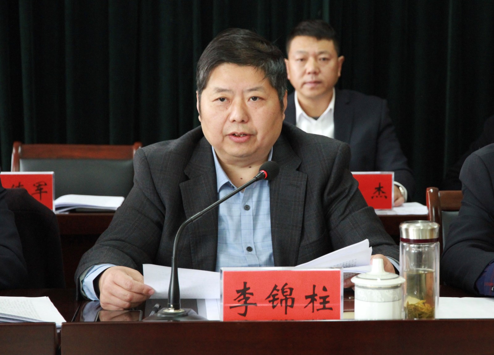 李锦柱总经理作工作报告.jpg 李锦柱总经理作工作报告.jpg